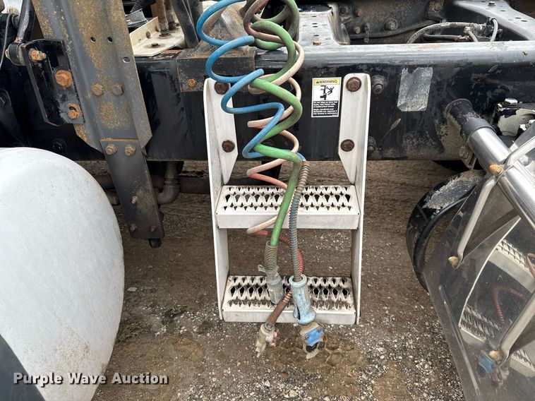 image for item DT6620 2006 Peterbilt 387 semi truck