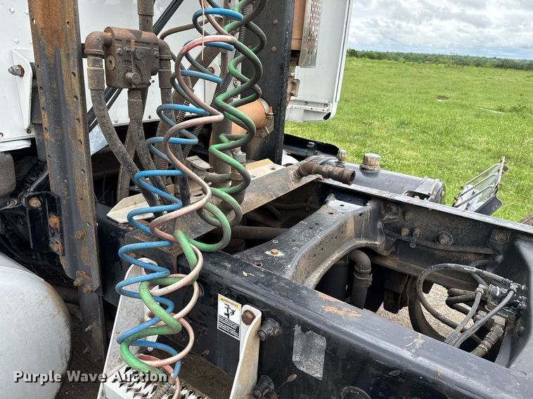 image for item DT6620 2006 Peterbilt 387 semi truck