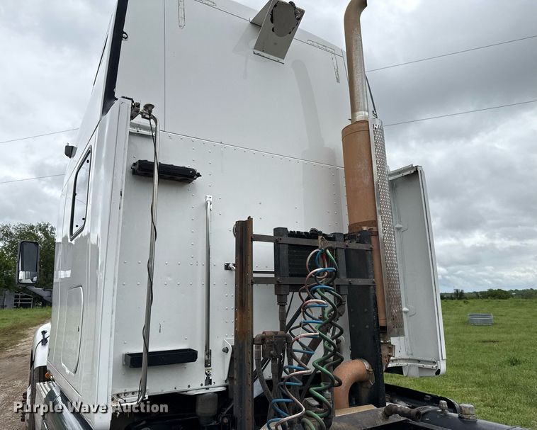 image for item DT6620 2006 Peterbilt 387 semi truck