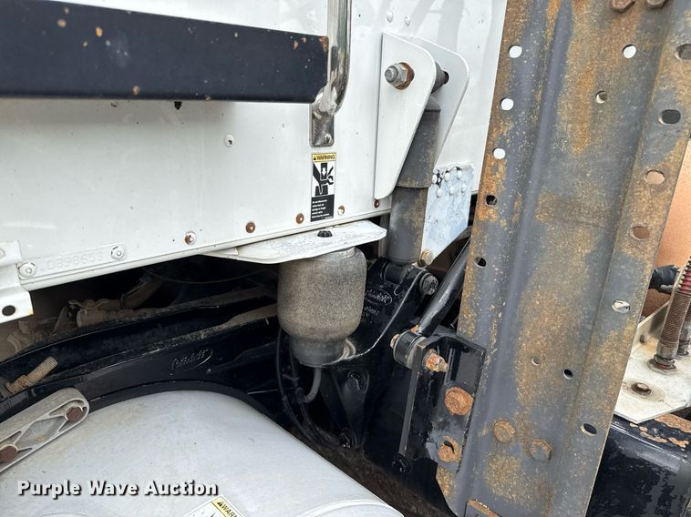 image for item DT6620 2006 Peterbilt 387 semi truck