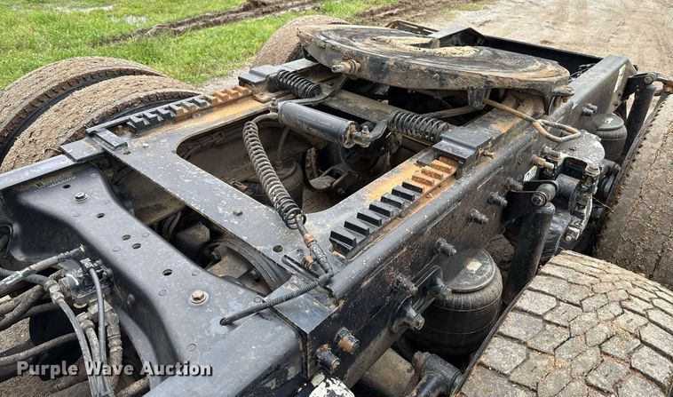 image for item DT6620 2006 Peterbilt 387 semi truck