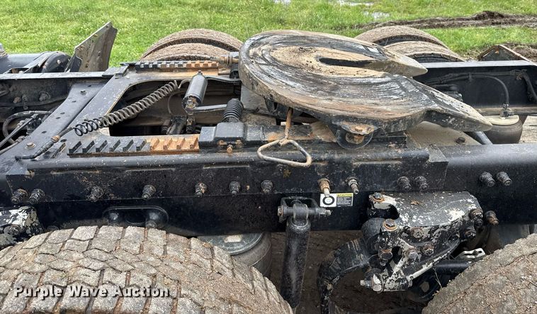 image for item DT6620 2006 Peterbilt 387 semi truck