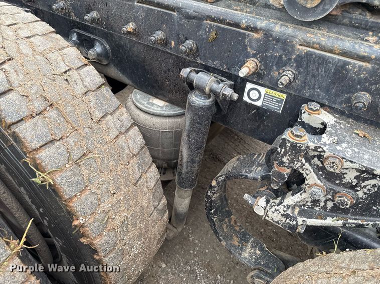 image for item DT6620 2006 Peterbilt 387 semi truck