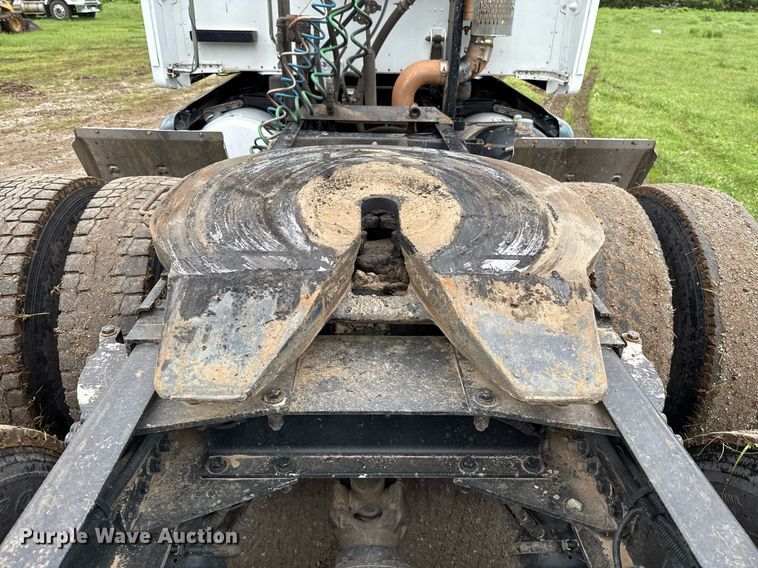 image for item DT6620 2006 Peterbilt 387 semi truck