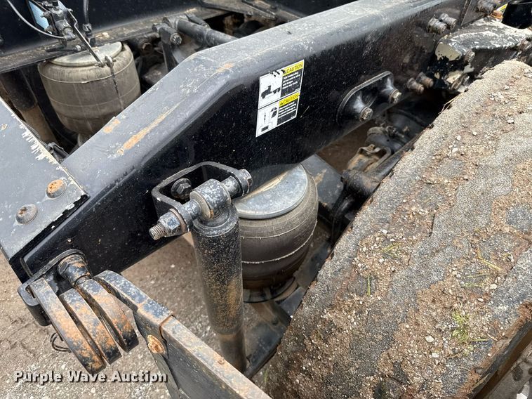 image for item DT6620 2006 Peterbilt 387 semi truck