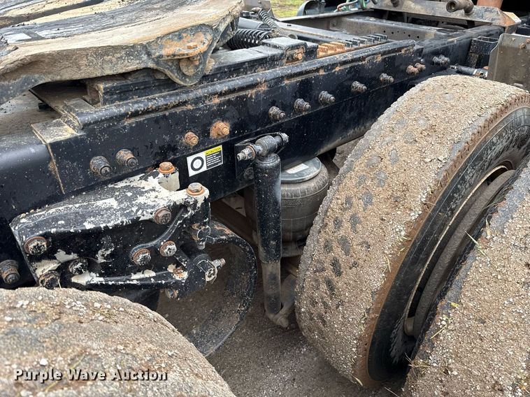 image for item DT6620 2006 Peterbilt 387 semi truck