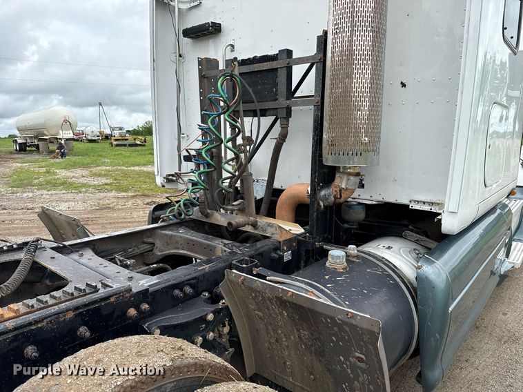 image for item DT6620 2006 Peterbilt 387 semi truck