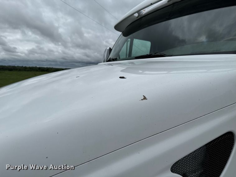 image for item DT6620 2006 Peterbilt 387 semi truck