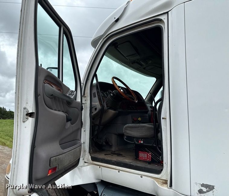 image for item DT6620 2006 Peterbilt 387 semi truck