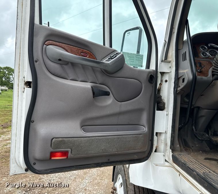 image for item DT6620 2006 Peterbilt 387 semi truck