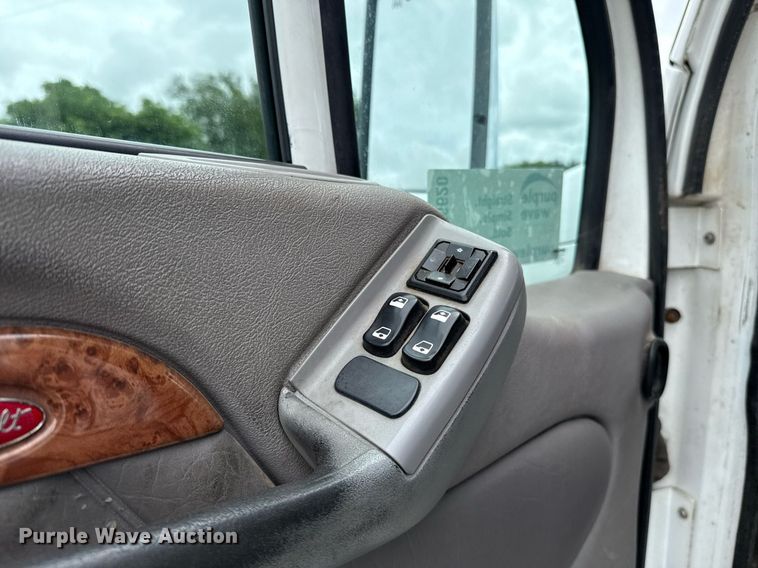 image for item DT6620 2006 Peterbilt 387 semi truck