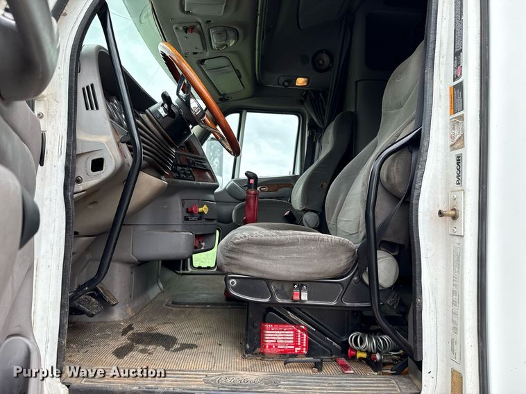 image for item DT6620 2006 Peterbilt 387 semi truck