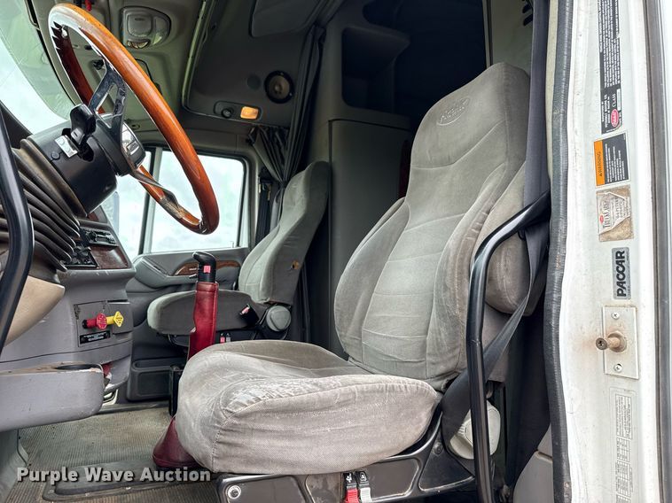 image for item DT6620 2006 Peterbilt 387 semi truck