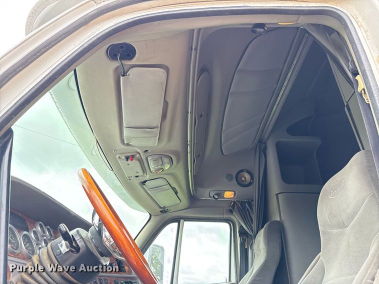 image for item DT6620 2006 Peterbilt 387 semi truck