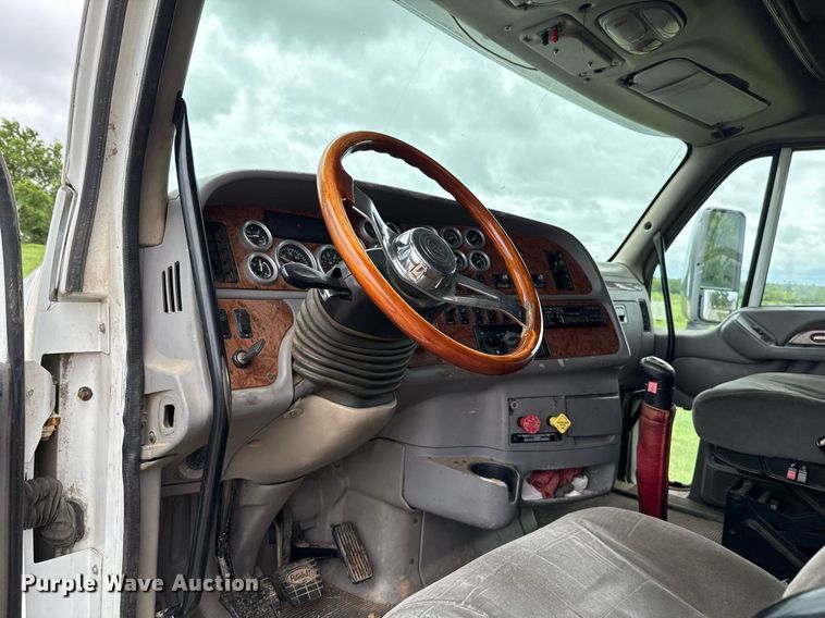image for item DT6620 2006 Peterbilt 387 semi truck