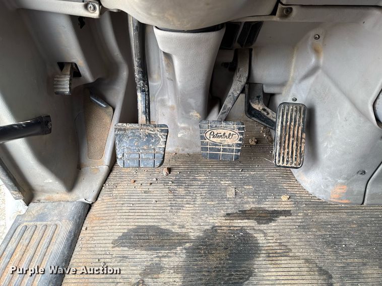 image for item DT6620 2006 Peterbilt 387 semi truck