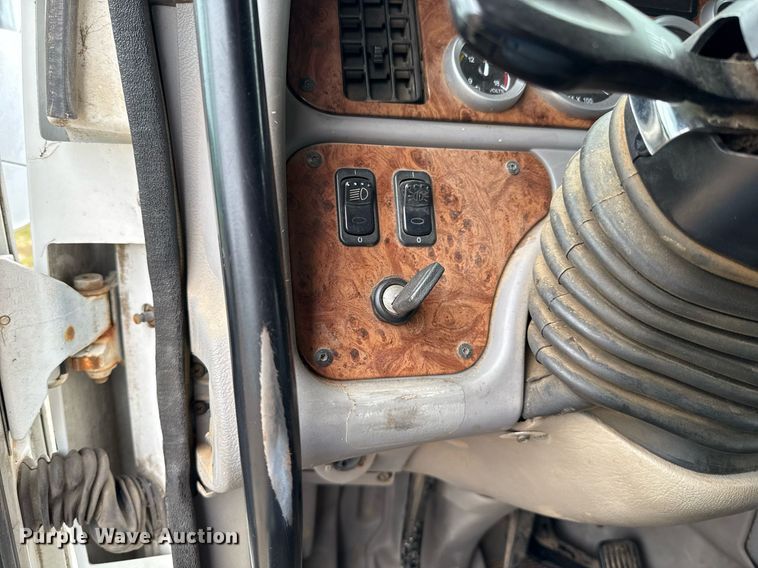 image for item DT6620 2006 Peterbilt 387 semi truck