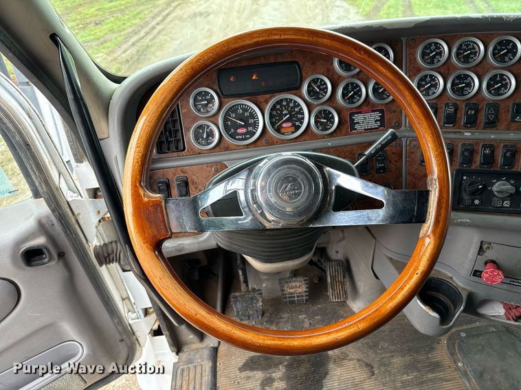image for item DT6620 2006 Peterbilt 387 semi truck