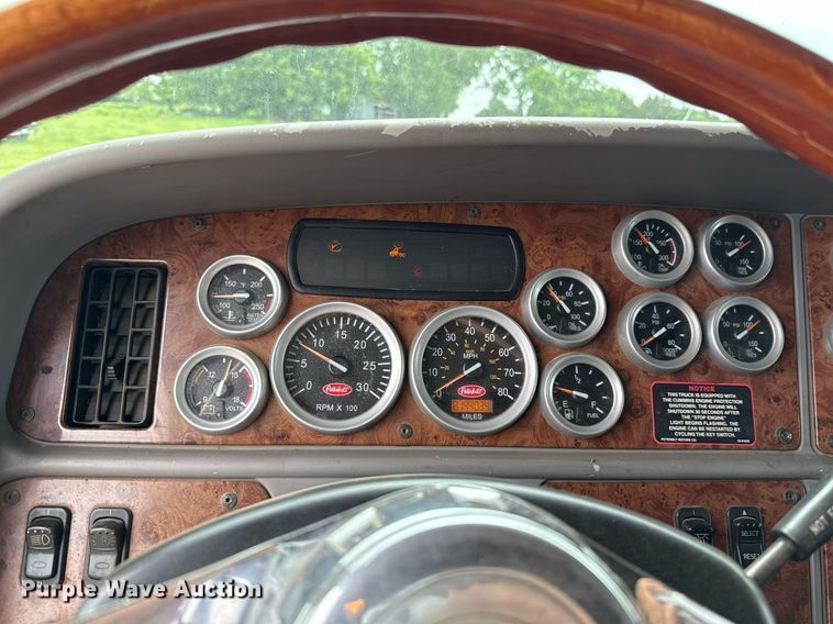 image for item DT6620 2006 Peterbilt 387 semi truck