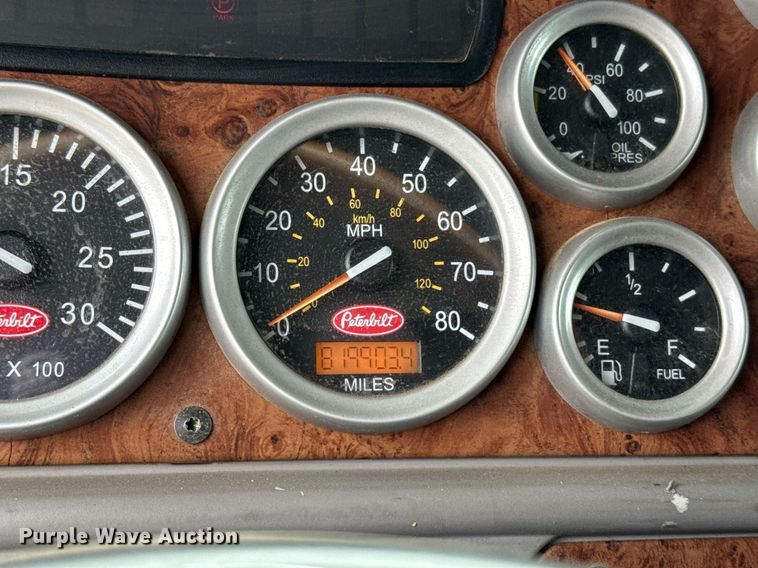 image for item DT6620 2006 Peterbilt 387 semi truck