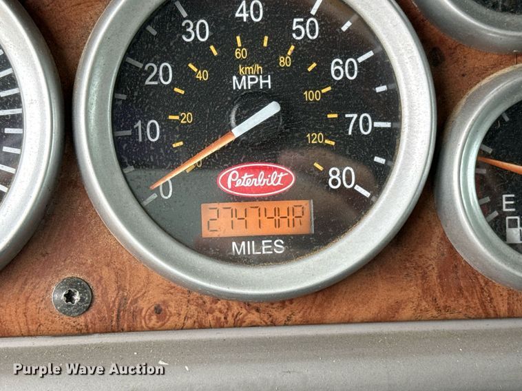 image for item DT6620 2006 Peterbilt 387 semi truck