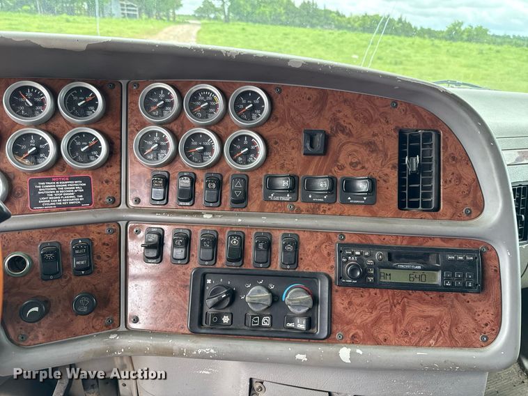 image for item DT6620 2006 Peterbilt 387 semi truck