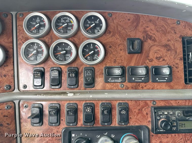 image for item DT6620 2006 Peterbilt 387 semi truck