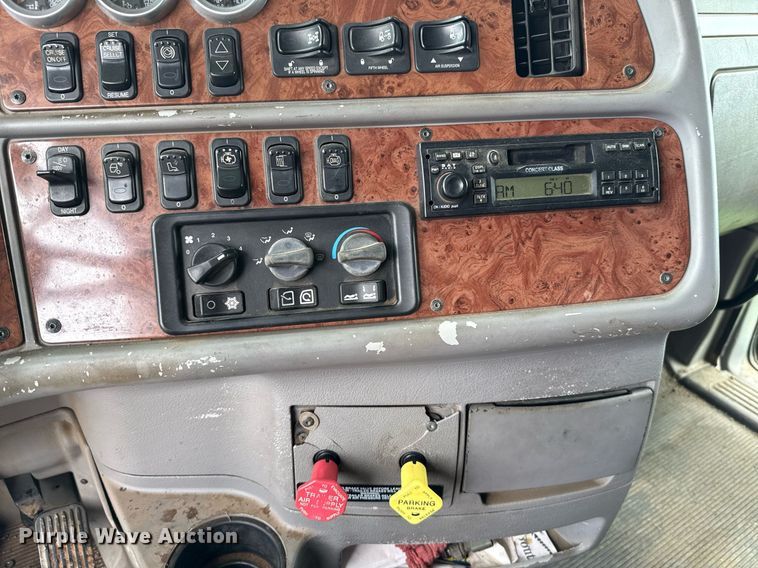 image for item DT6620 2006 Peterbilt 387 semi truck