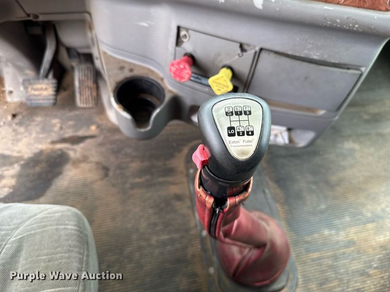 image for item DT6620 2006 Peterbilt 387 semi truck