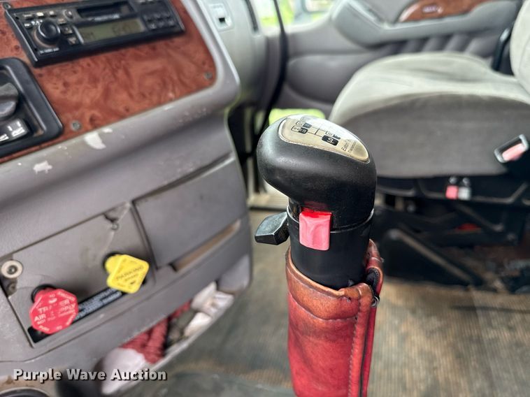 image for item DT6620 2006 Peterbilt 387 semi truck