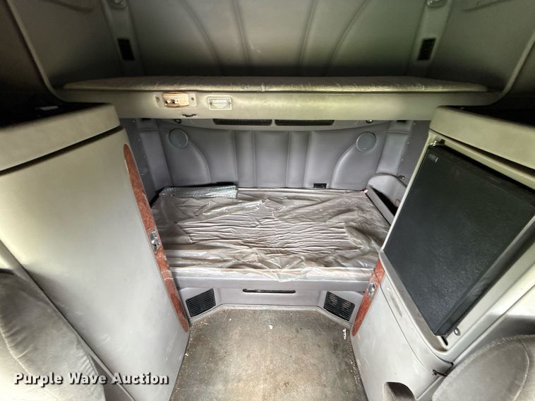 image for item DT6620 2006 Peterbilt 387 semi truck