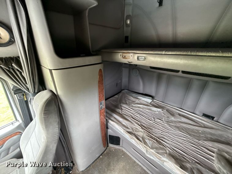 image for item DT6620 2006 Peterbilt 387 semi truck