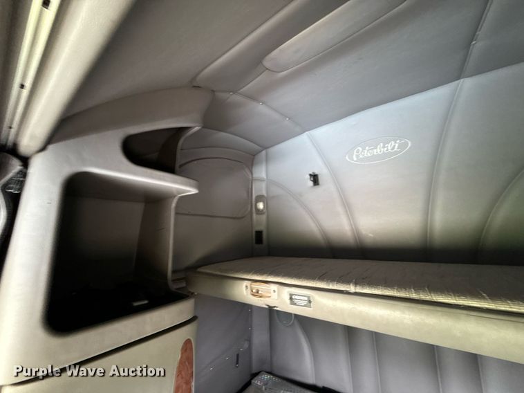 image for item DT6620 2006 Peterbilt 387 semi truck