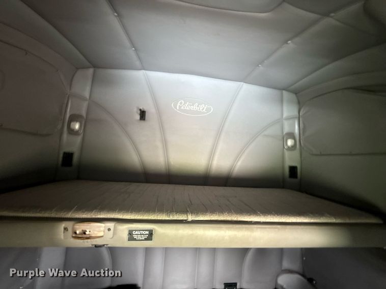 image for item DT6620 2006 Peterbilt 387 semi truck