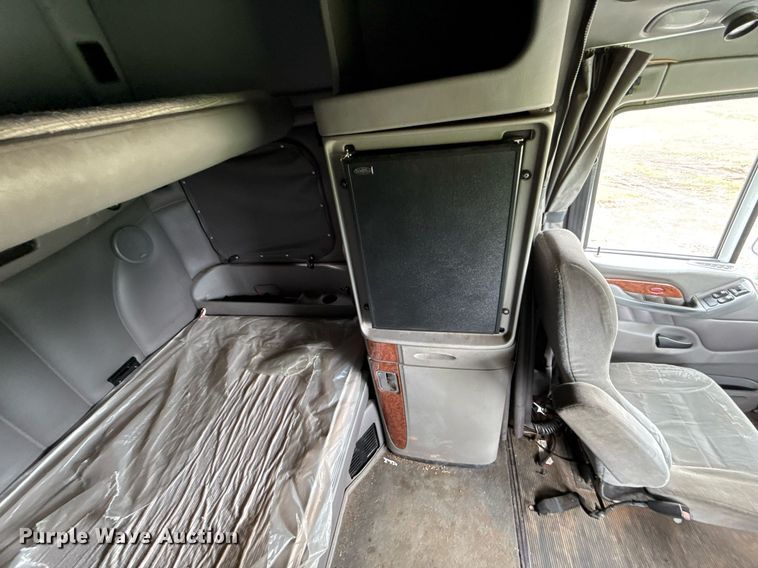 image for item DT6620 2006 Peterbilt 387 semi truck