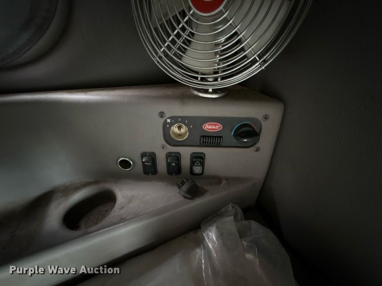 image for item DT6620 2006 Peterbilt 387 semi truck