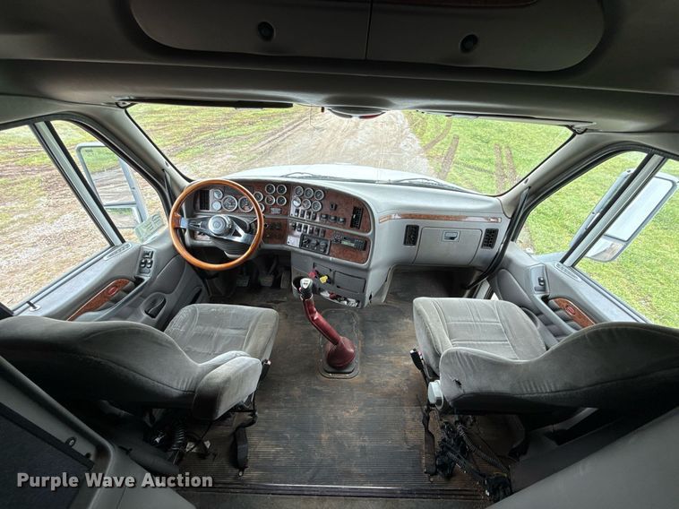 image for item DT6620 2006 Peterbilt 387 semi truck