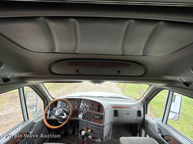 image for item DT6620 2006 Peterbilt 387 semi truck