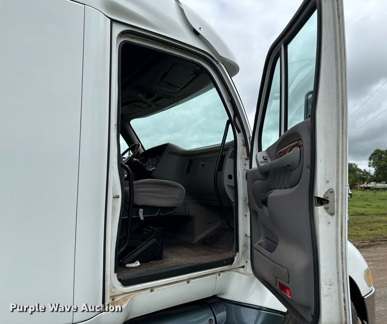 image for item DT6620 2006 Peterbilt 387 semi truck