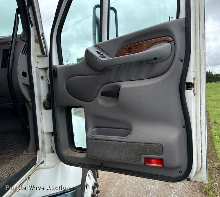 image for item DT6620 2006 Peterbilt 387 semi truck