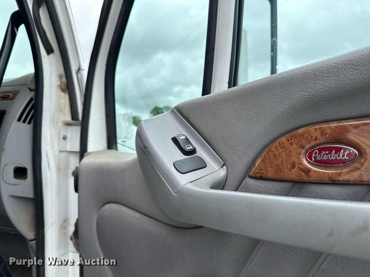 image for item DT6620 2006 Peterbilt 387 semi truck