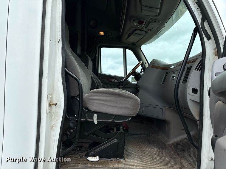 image for item DT6620 2006 Peterbilt 387 semi truck