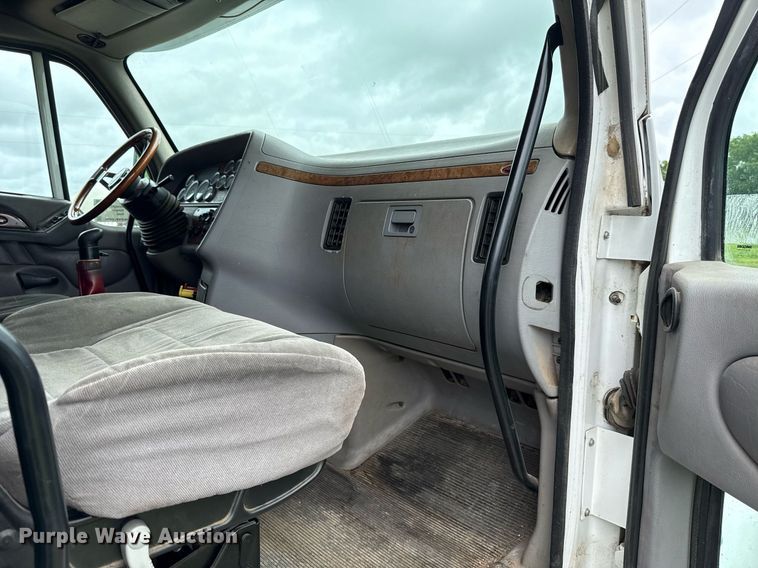 image for item DT6620 2006 Peterbilt 387 semi truck