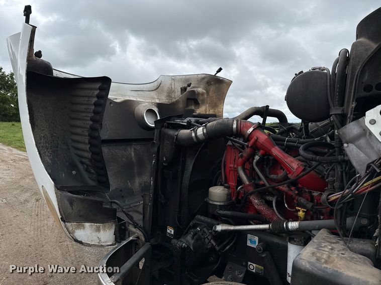 image for item DT6620 2006 Peterbilt 387 semi truck