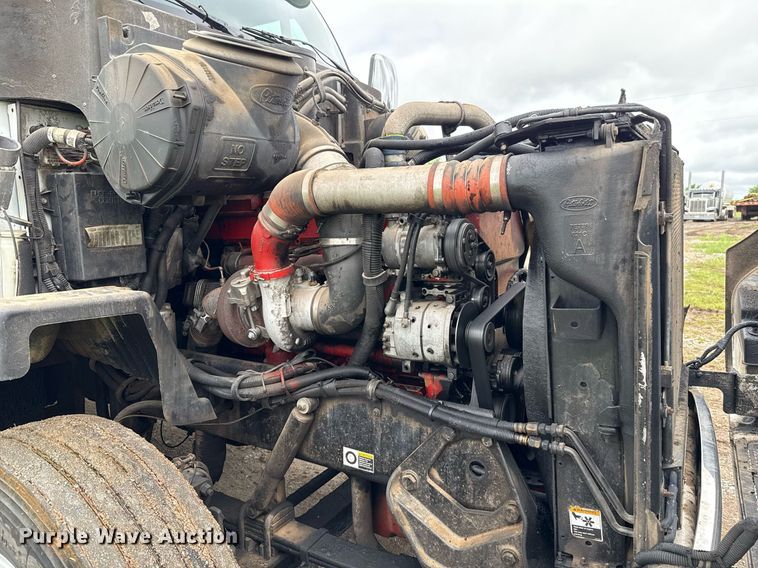 image for item DT6620 2006 Peterbilt 387 semi truck