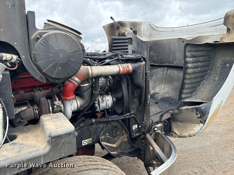 image for item DT6620 2006 Peterbilt 387 semi truck