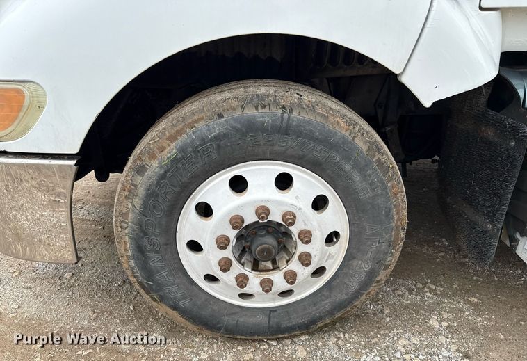 image for item DT6620 2006 Peterbilt 387 semi truck