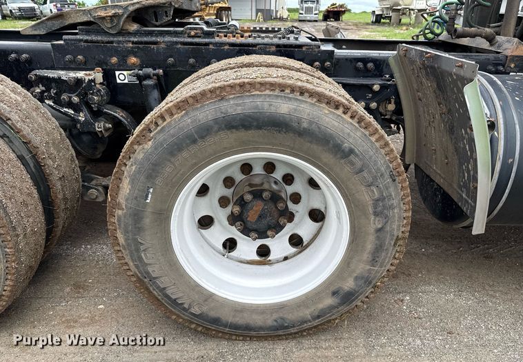 image for item DT6620 2006 Peterbilt 387 semi truck