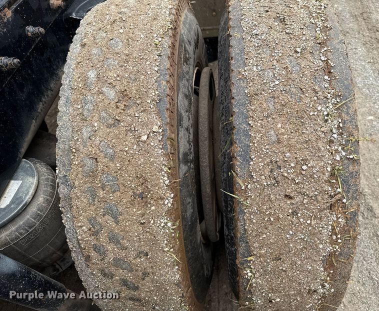 image for item DT6620 2006 Peterbilt 387 semi truck