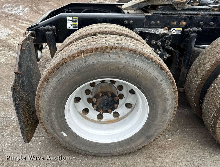 image for item DT6620 2006 Peterbilt 387 semi truck